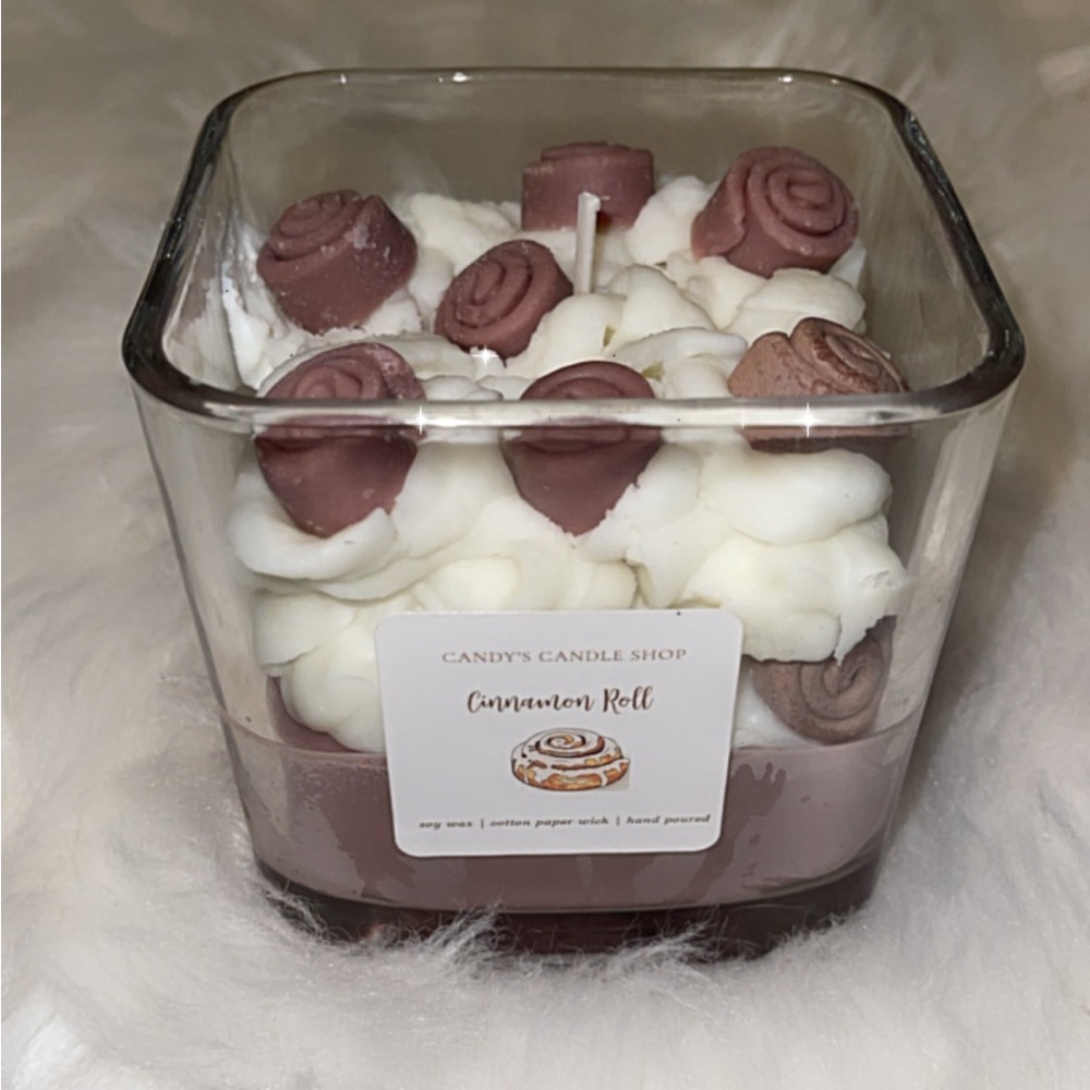 Cinnamon roll scent dessert candle